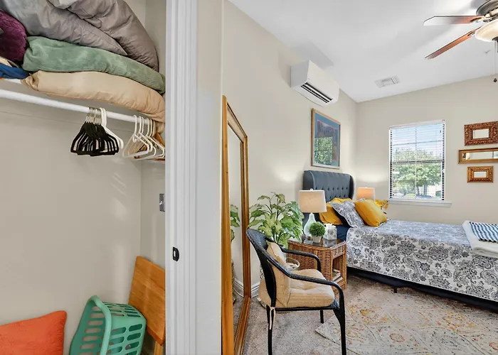 Elm Casita Apts
